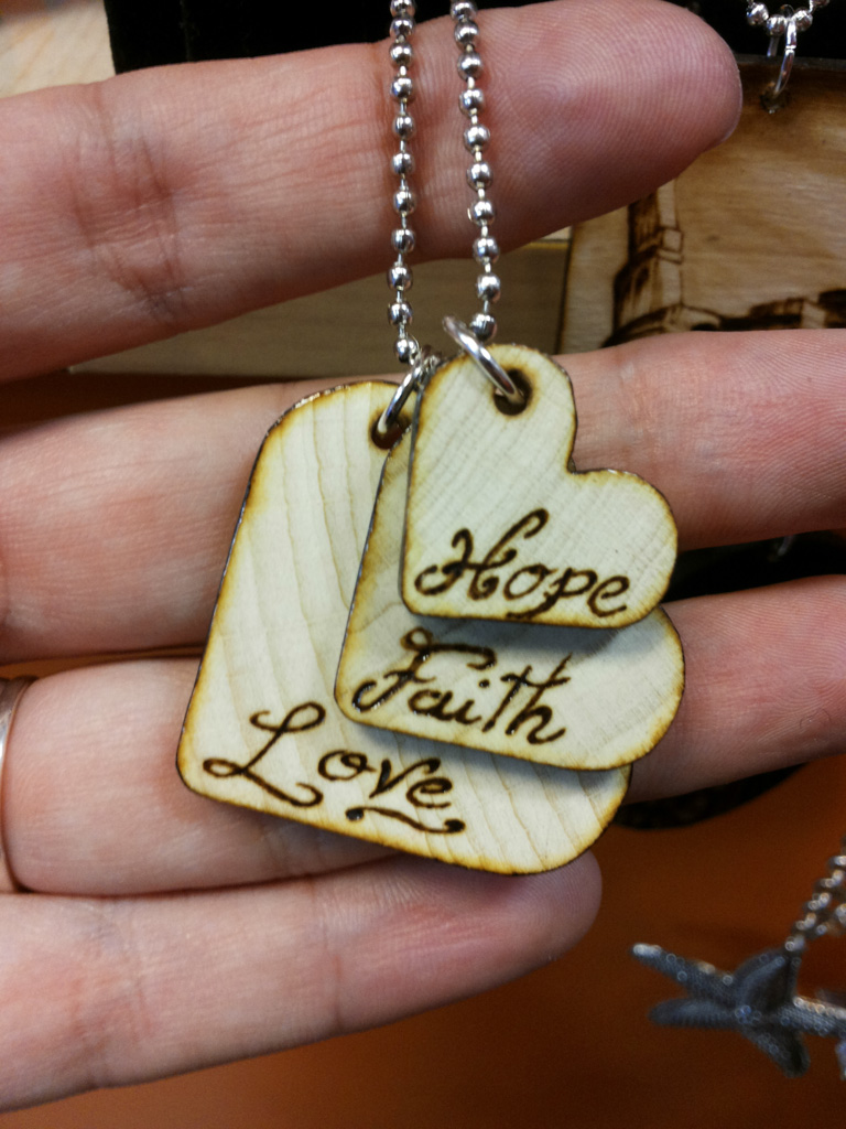 Collana a tre cuori | Love Faith Hope | Personalizzabile | cuori in legno | dimensioni variabile