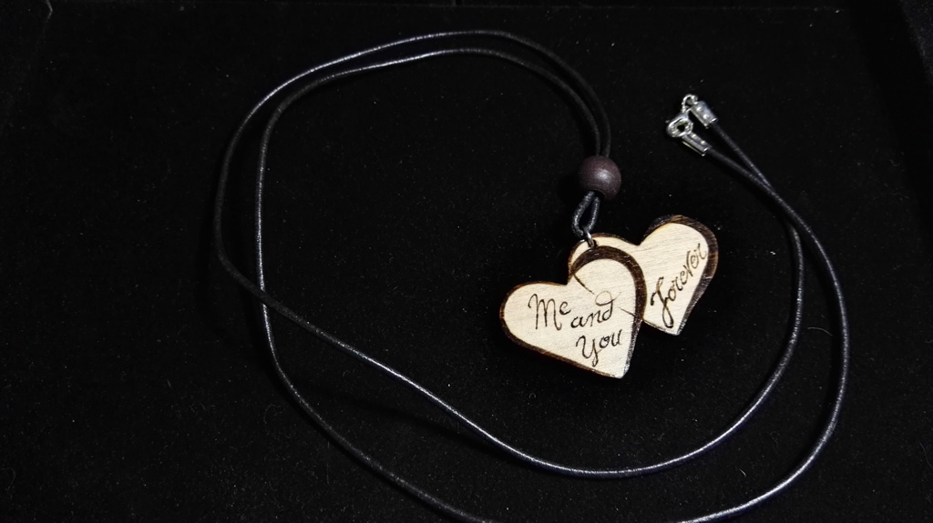 Collana Cuori intrecciati | you and me | Personalizzabile | cuori in legno | Laccio in cuoio | dimensioni variabile