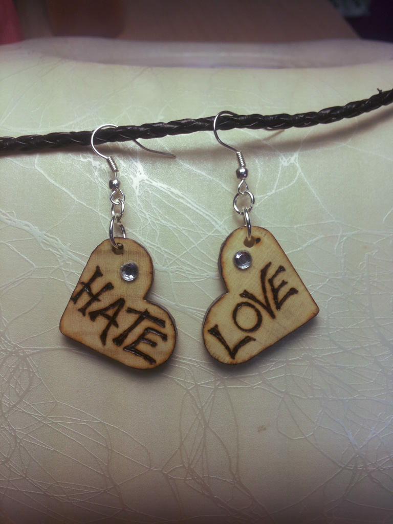 Orecchini Hate and Love | personalizzabile | cuori in legno