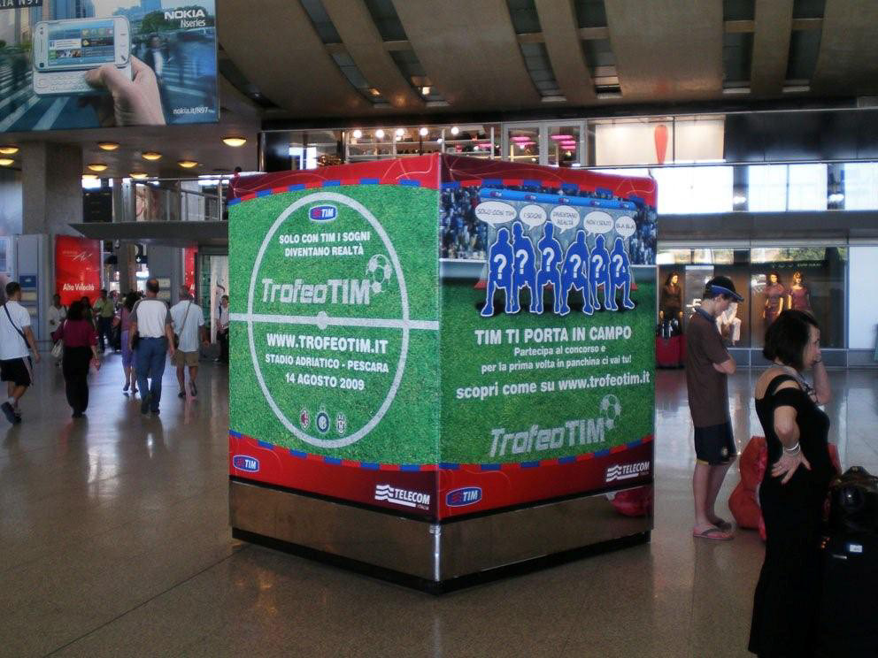 Campagna pubblicitaria “TIM TI PORTA IN CAMPO” durante il TROFEO TIM 2009.<br />Vincitore del premio “miglior sponsorizzazione 2009”